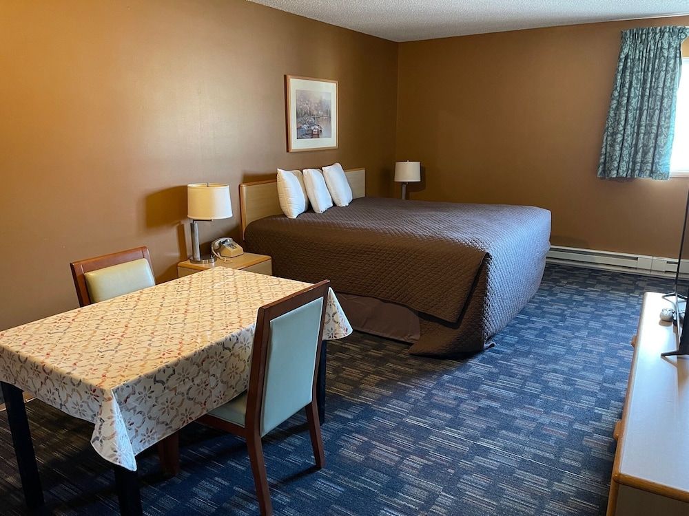 Lakeside Motor Inn Economy Suite, 1 King Bed, Kitchenette 3