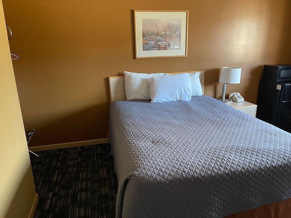 Lakeside Motor Inn Standard Room, 1 Queen Bed 2