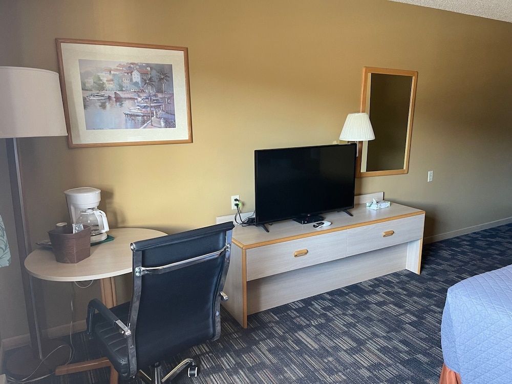 Lakeside Motor Inn Standard Room, 1 Queen Bed 9