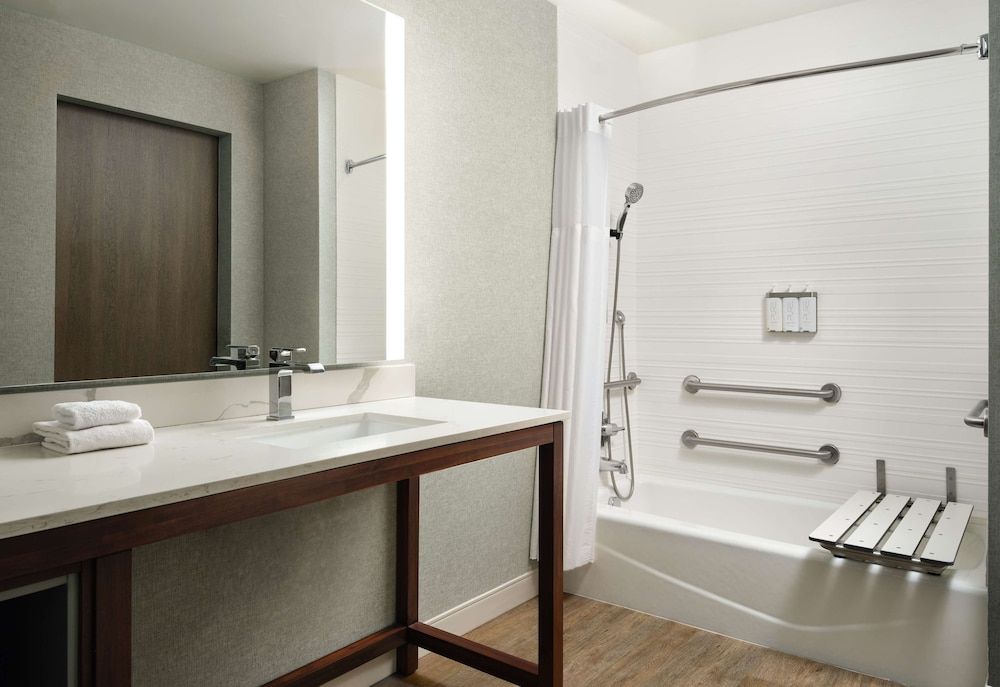 The Knoll Hotel Napa Valley, Tapestry Collection by Hilton Room, 2 Queen Beds, Accessible, Bathtub (Mobility, Hearing) 4