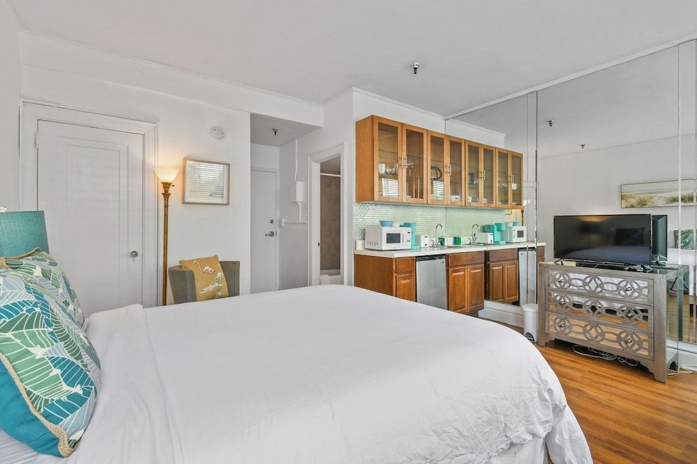 Condo, Tropical Mood