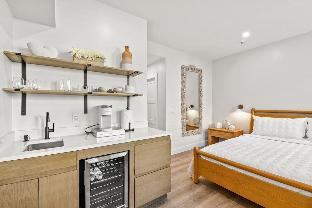 Condo, Tropical Urban Chic Studio