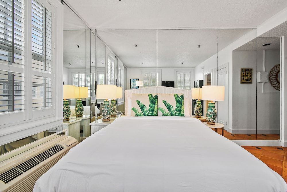 Condo, Tropical Charm