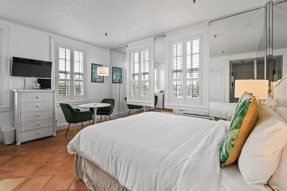 Condo, Tropical Charm