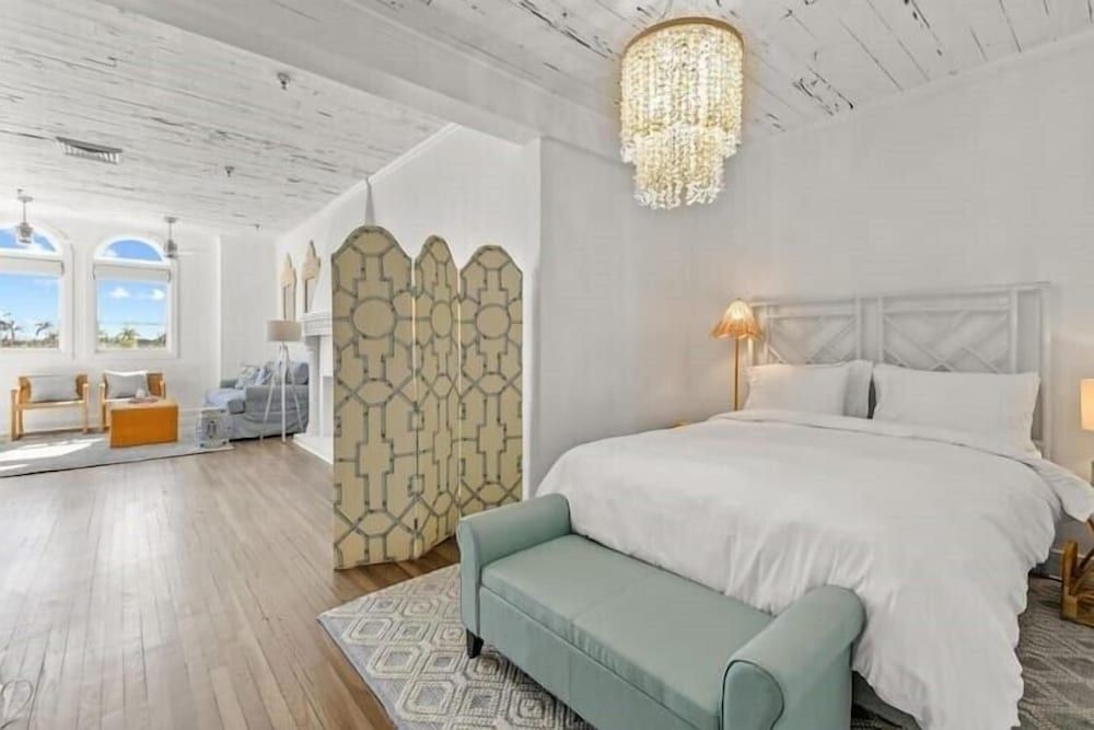 Condo, Tropical Posh Penthouse Studio Suite