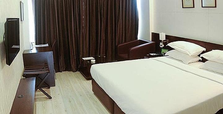 Comfort Inn Sunset Deluxe Room 4