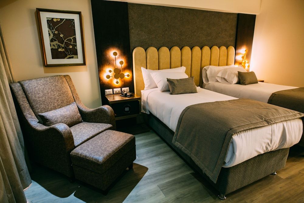 He Wang Hotel Double Room Single Use, 2 Twin Beds, Non Smoking, City View 3