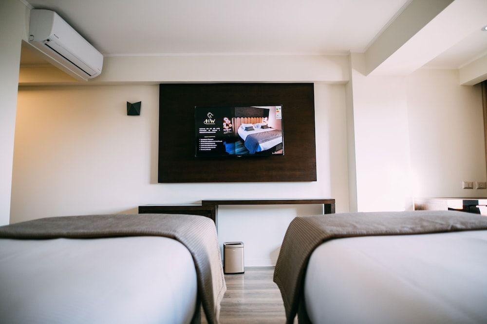 He Wang Hotel Double Room Single Use, 2 Twin Beds, Non Smoking, City View 2