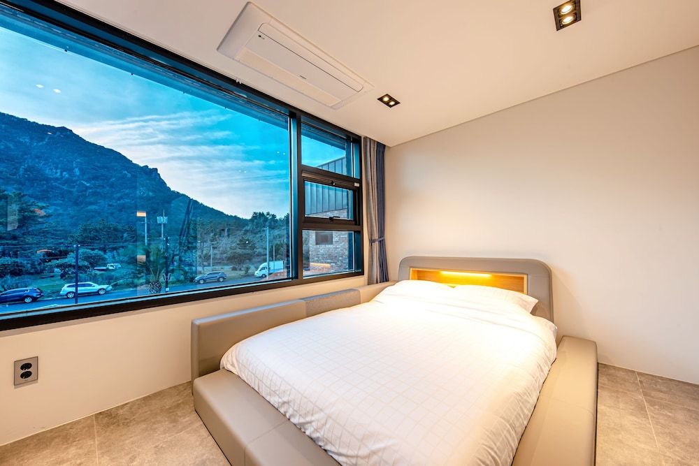 Ocean Brick Luxury Villa (Reserve for warm pool use after the booking, early sold-out expected)