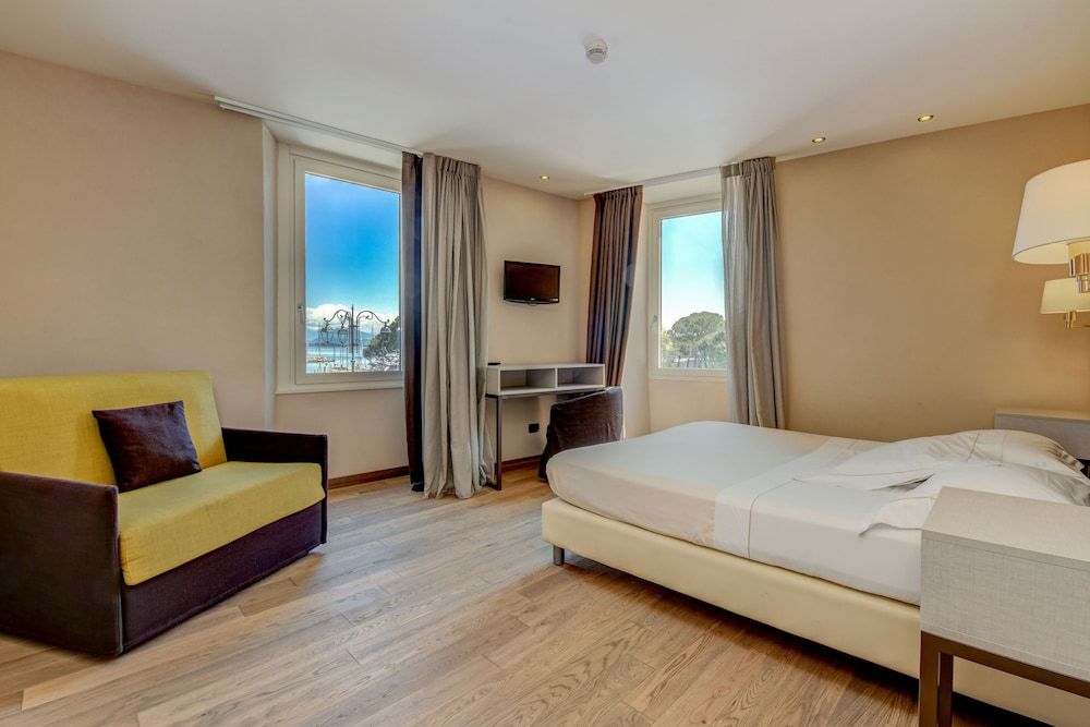 Deluxe Room, Lake View