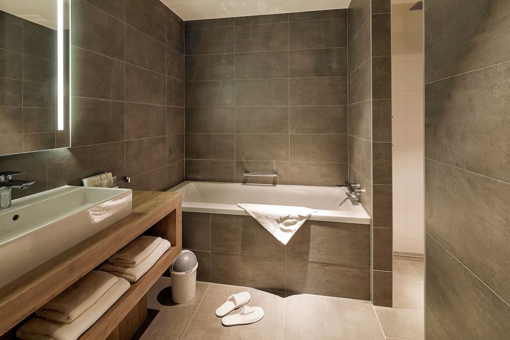 Van der Valk Hotel Breda Superior Room (open bathroom) 4