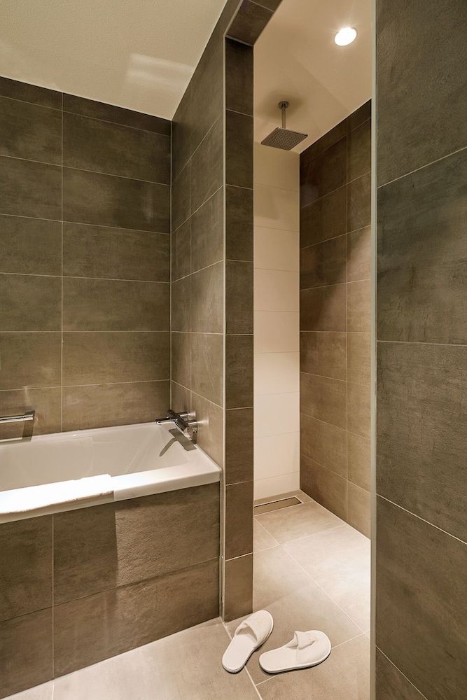 Van der Valk Hotel Breda Superior Room (open bathroom) 5