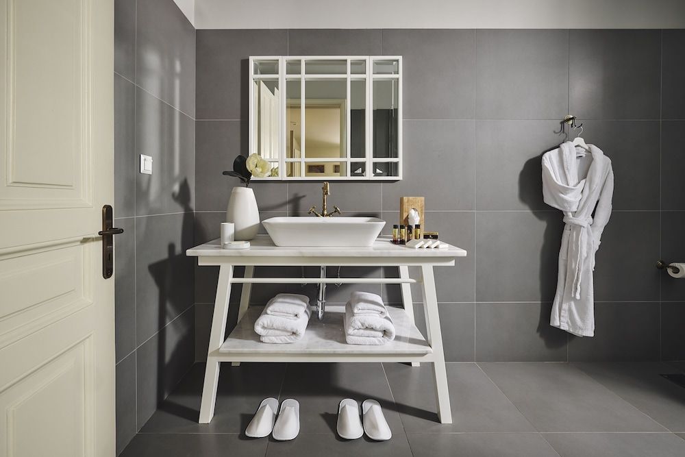 Bohemian Suites Athens Junior Studio Suite, Garden View (Garden Suite, Semi Basement) 4