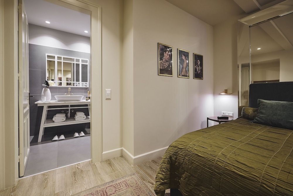 Bohemian Suites Athens Junior Studio Suite, Garden View (Garden Suite, Semi Basement) 7