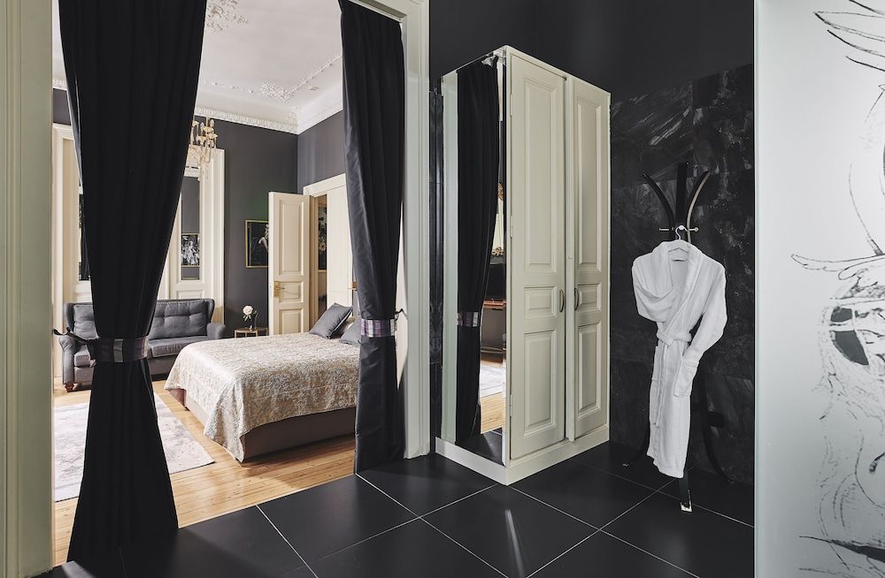 Bohemian Suites Athens Signature Suite, 1 Queen Bed (Signature King Suite) 4