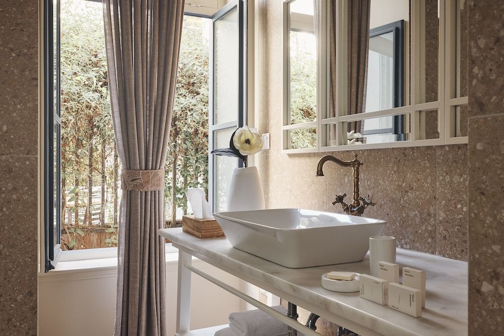 Bohemian Suites Athens Deluxe Double Room, City View 4