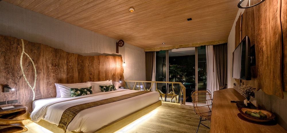 Deluxe Room with Pool Access
