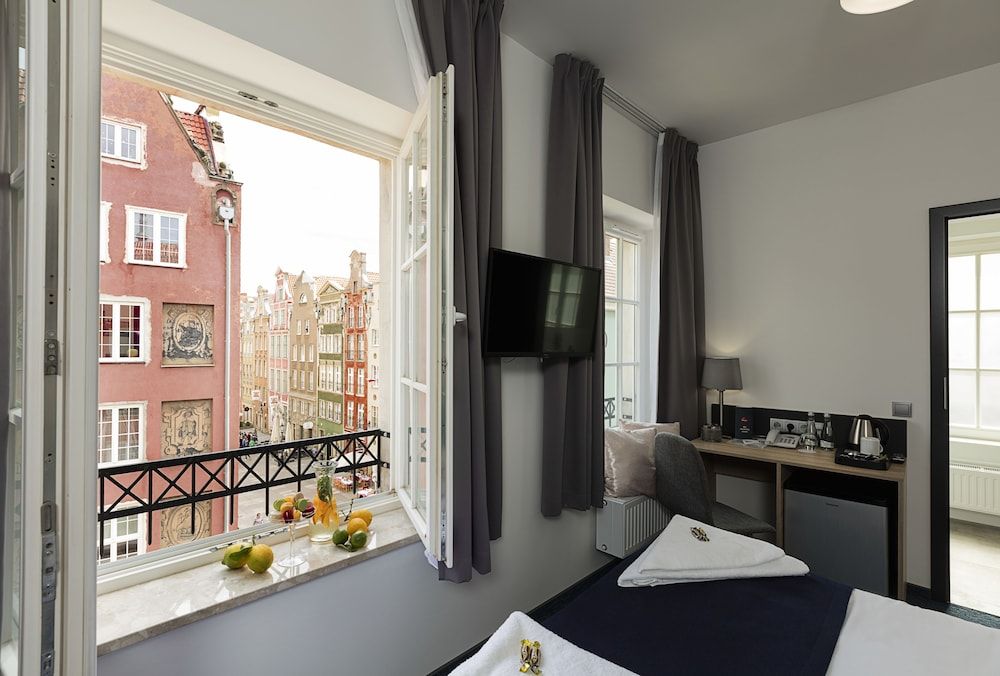 Fama Residence Deluxe Double or Twin Room 4