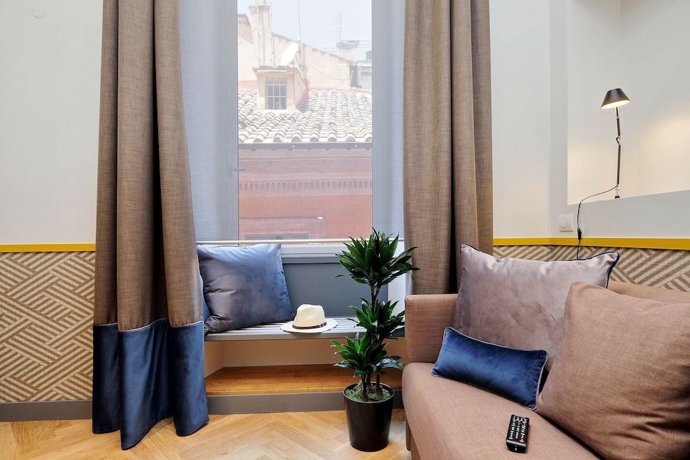 Roma Five Suites Junior Room 7