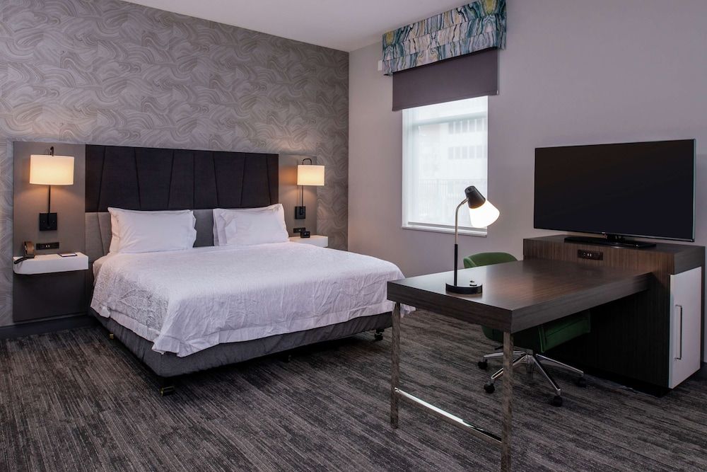 Studio, 1 King Bed, Accessible (Roll-In Shower)