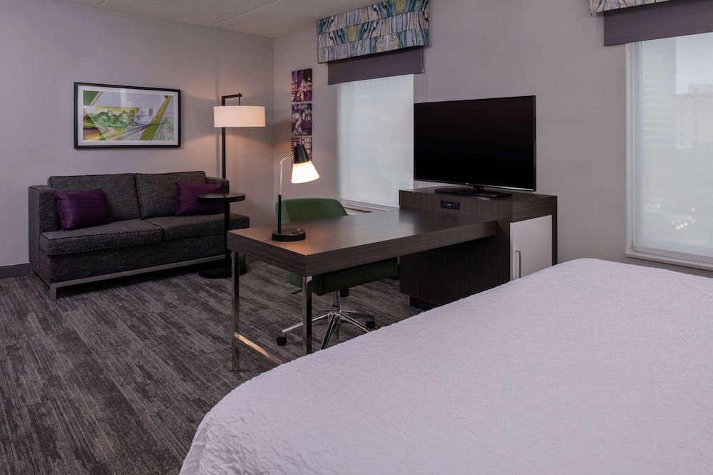 Studio, 1 King Bed, Refrigerator & Microwave (Wet bar)
