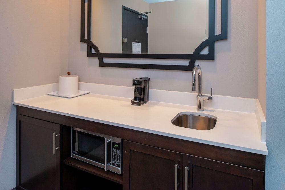 Studio, 1 King Bed, Accessible (Roll-In Shower)