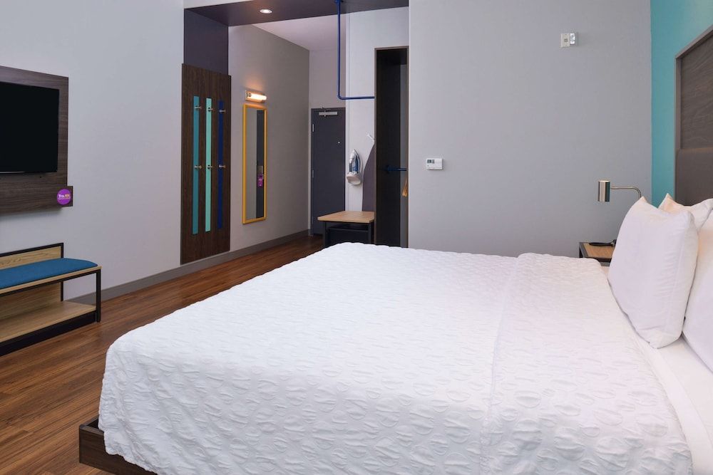 Room, 1 King Bed, Accessible (Hearing, Roll-In Shower)