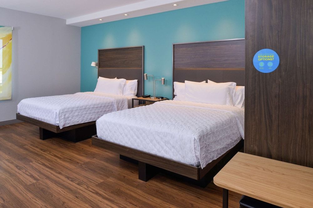 Room, 2 Queen Beds, Accessible, Bathtub