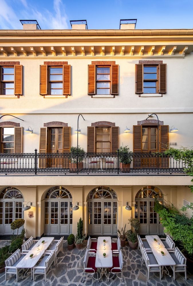 Ecole St Pierre Hotel Guest Room 4