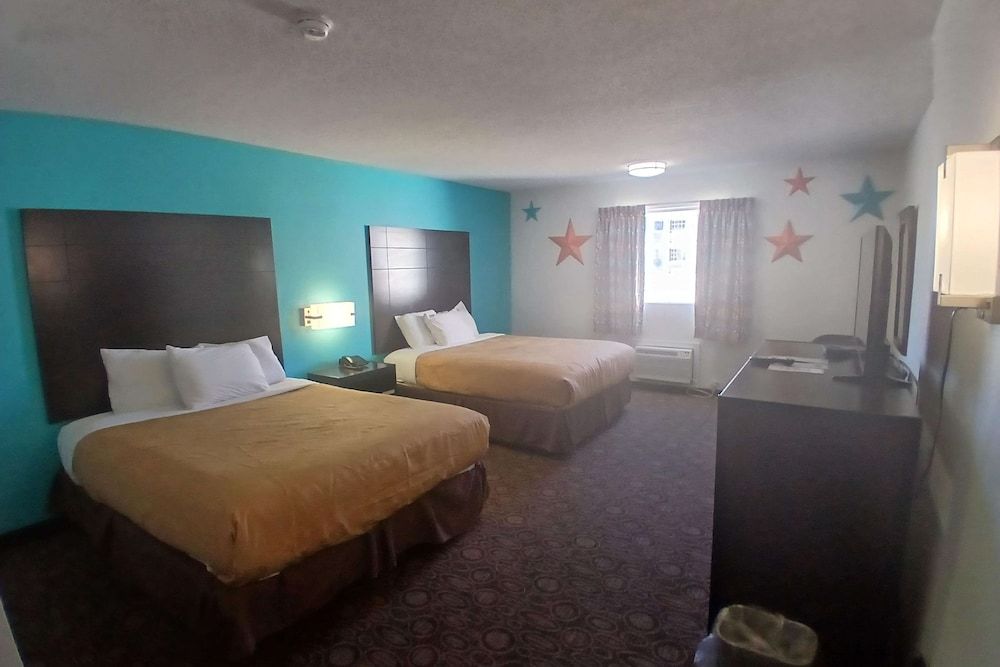 Deluxe Room, 2 Queen Beds, Non Smoking (Interior Corridor)