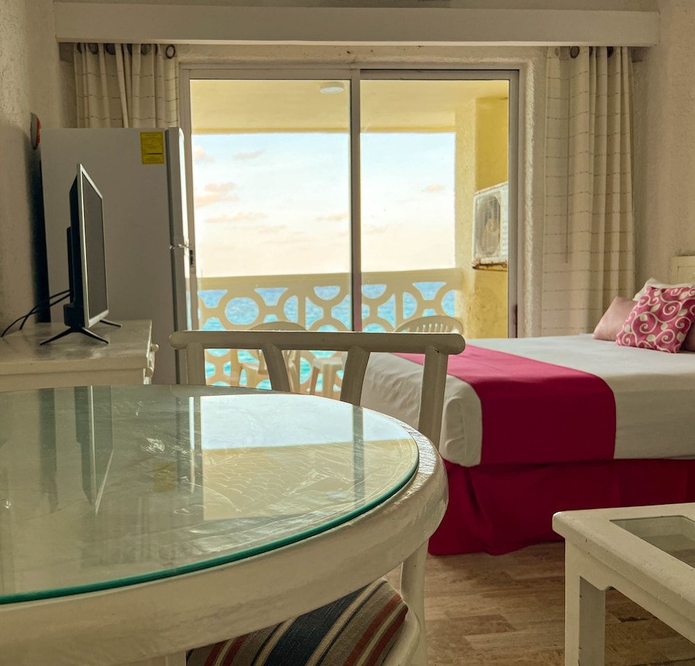 Panoramic Studio Suite, 1 Queen Bed, Balcony, Beach View