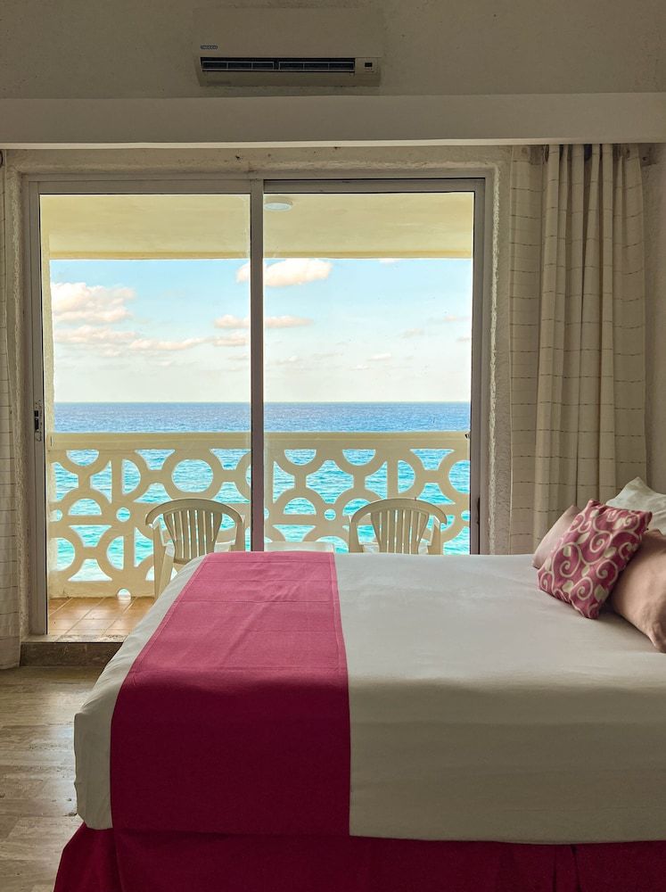 Panoramic Studio Suite, 1 Queen Bed, Balcony, Beach View