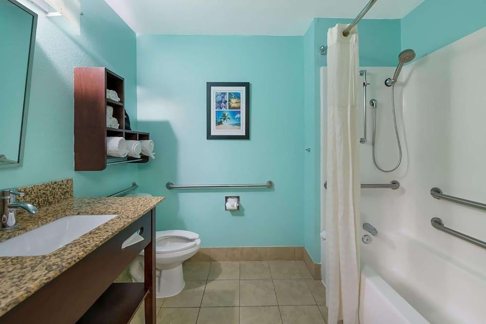 Baymont by Wyndham Elizabeth City Room, 1 King Bed, Accessible, Non Smoking (Mobility, Bathtub W/grab Bars) 3