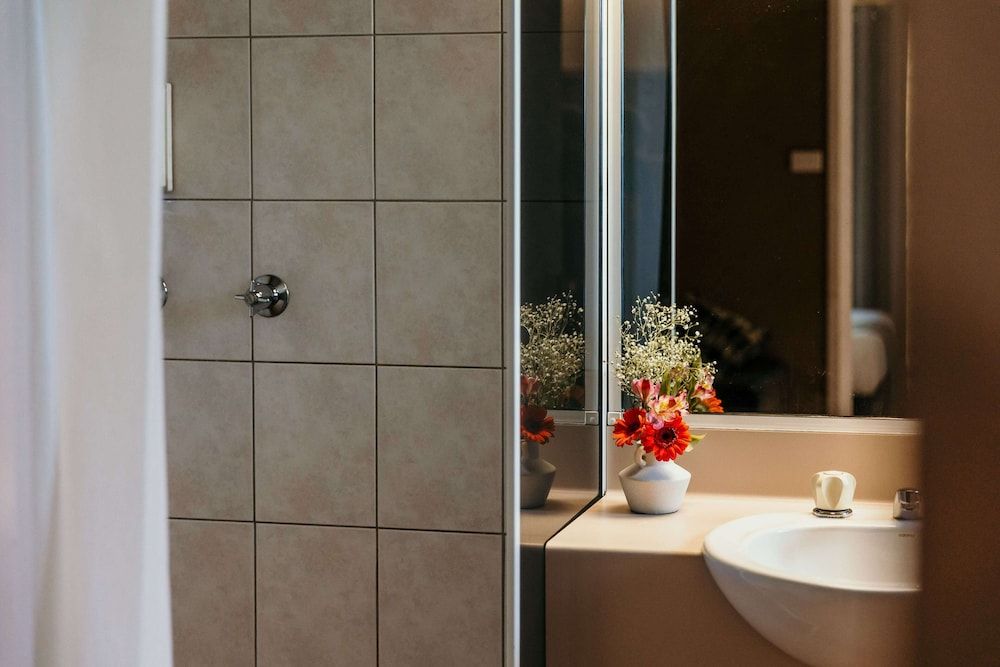 Abacus Motel Twin - Queen and Single 10