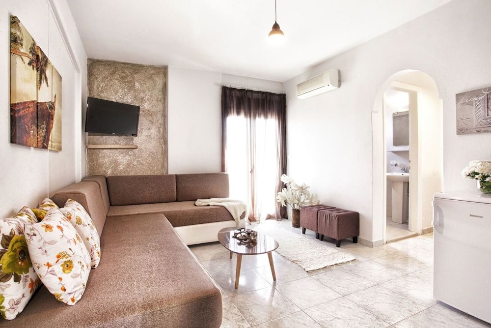 Asprolithos Studios Standard Apartment (Coral and Sapphire) 11