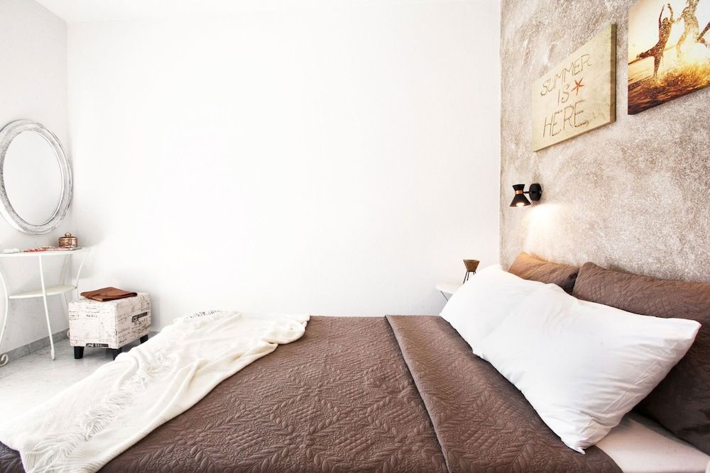 Asprolithos Studios Standard Apartment (Coral and Sapphire) 3