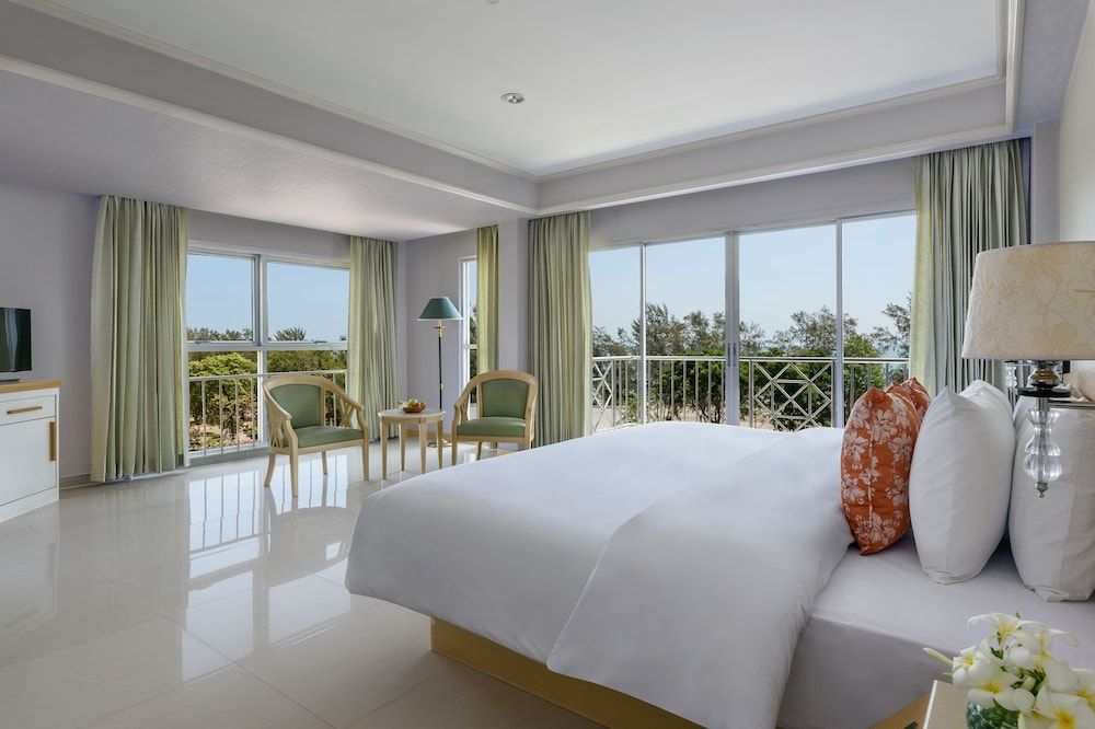 Deluxe Room, 1 King Bed, Ocean View (Corner)