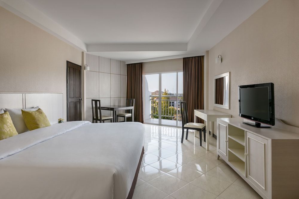 Standard Room, 1 King Bed, Garden View