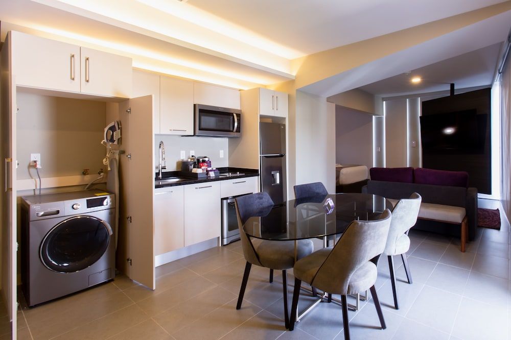 HS HOTSSON Long Stay CDMX Condesa Sur Junior Room, 1 King Bed, Kitchenette, City View 6