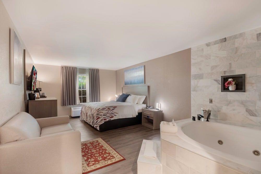 Red Roof Inn Dahlgren - Naval Base Superior Room, 1 King Bed, Non Smoking, Jetted Tub 3