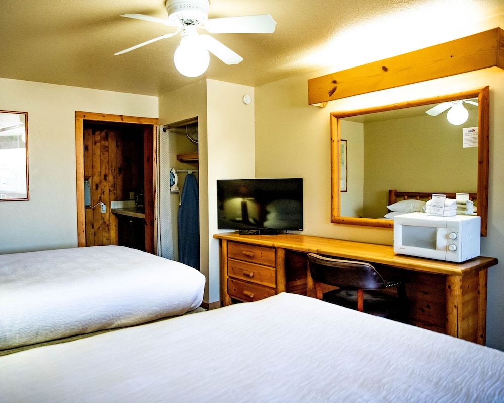 Big Horn Lodge Double Room, 2 Queen Beds (Pet-Friendly) 4