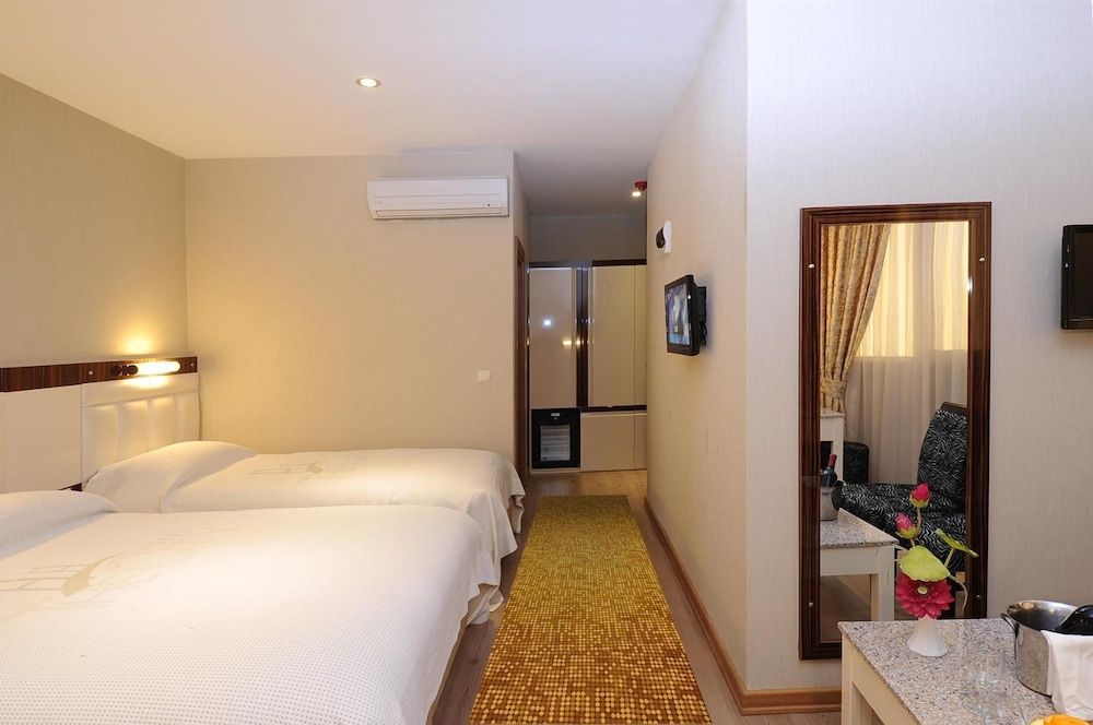 The City Port Hotel Quadruple Room