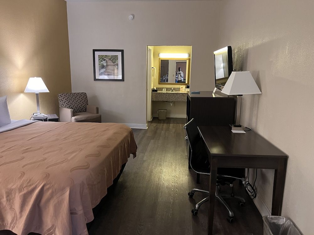 Quality Inn Maysville Room, 1 King Bed, Accessible, Non Smoking 4