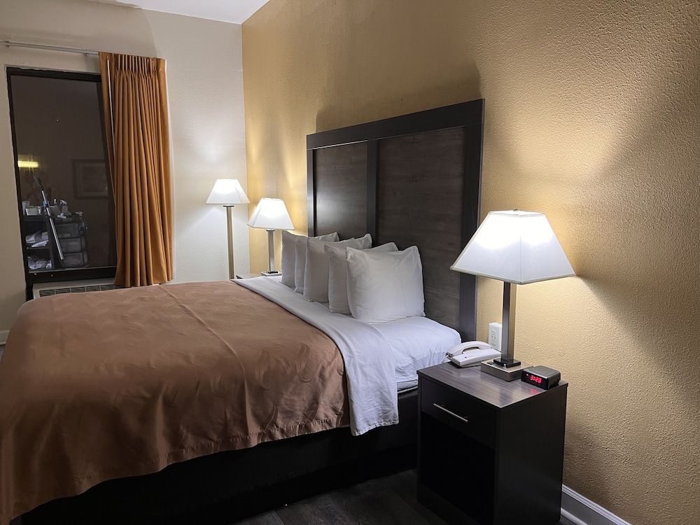 Quality Inn Maysville Room, 1 King Bed, Accessible, Non Smoking