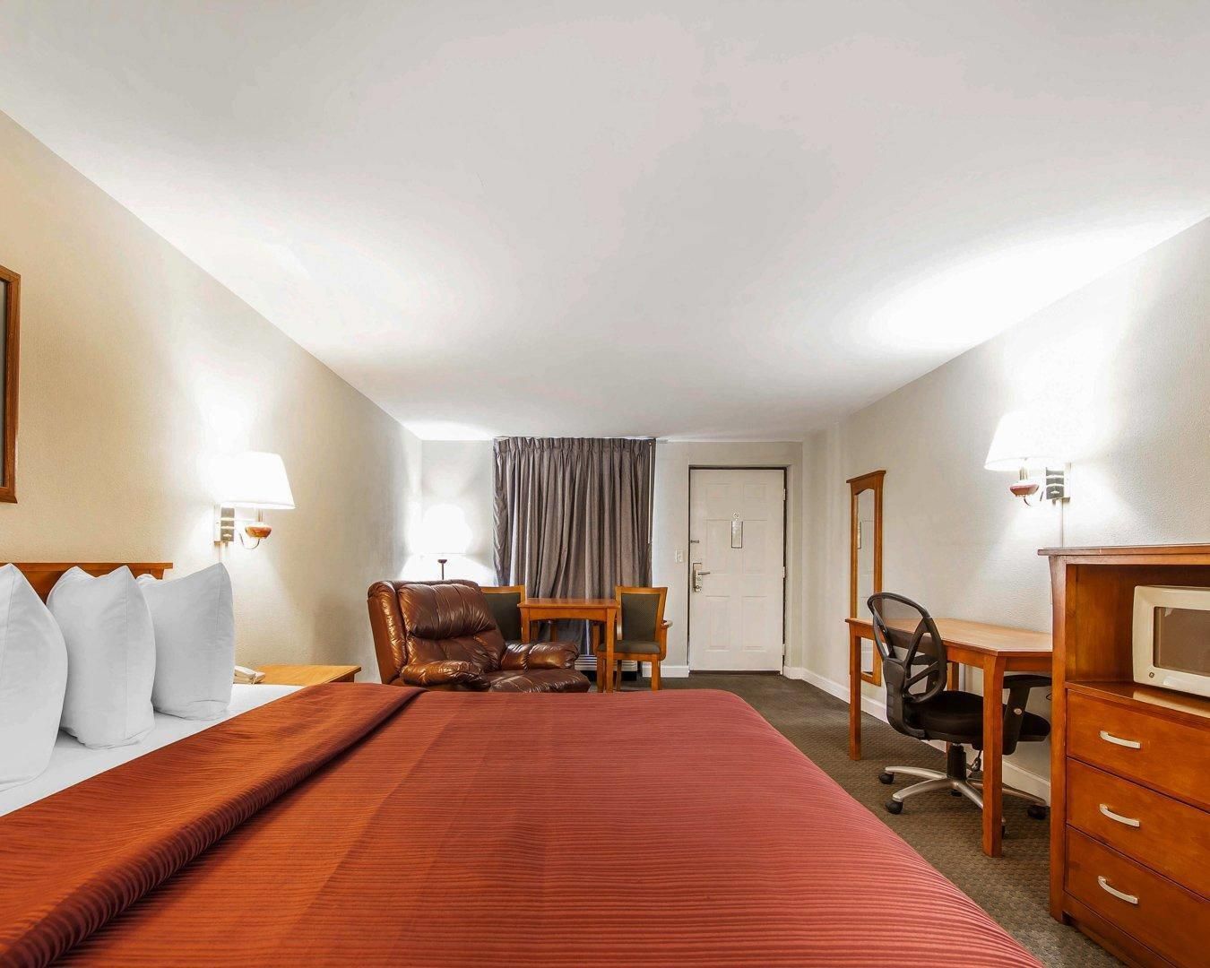 1 King Bed, Nonsmoking, Accessible