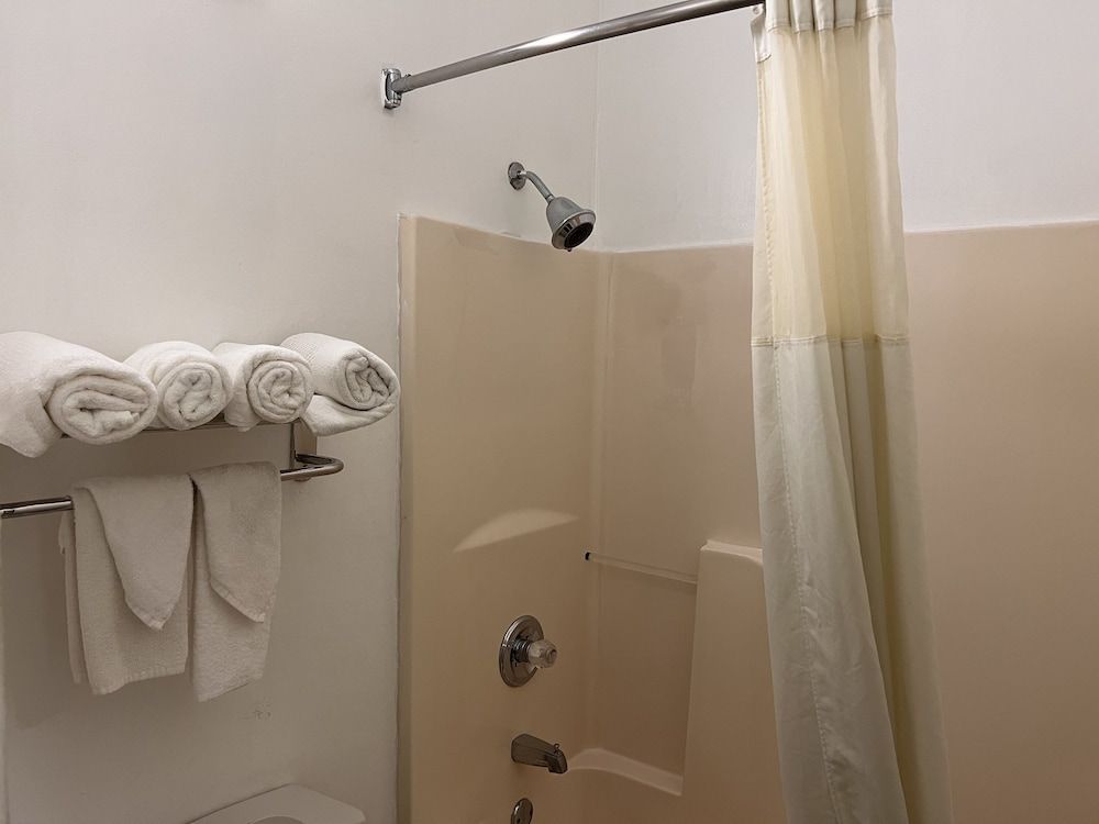 Quality Inn Maysville Room, 1 King Bed, Accessible, Non Smoking 11
