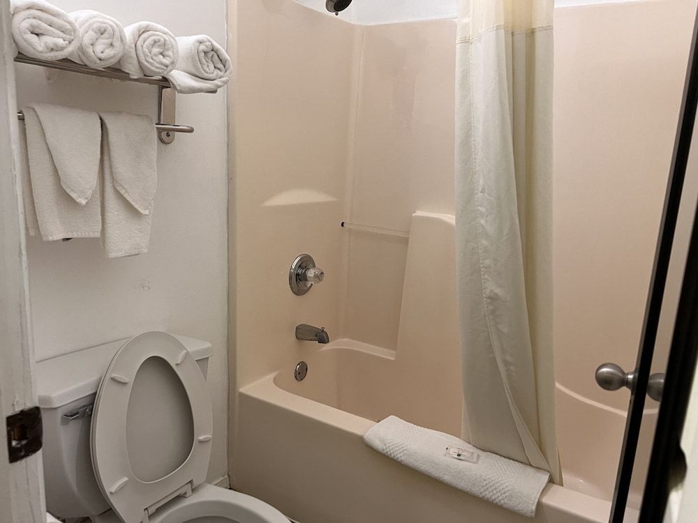 Quality Inn Maysville Standard Room, 2 Queen Beds, Non Smoking 8