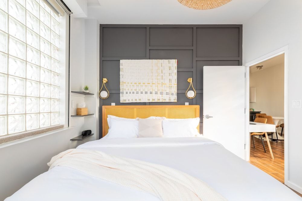1 BR Manhattan View Suite - King Bed