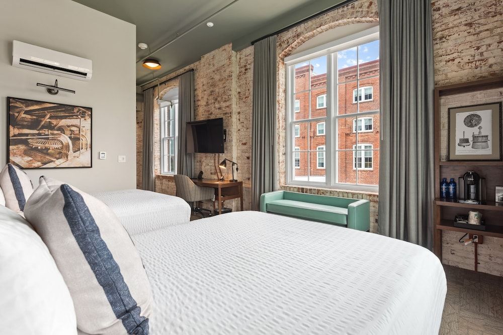 Corner Room, 2 Queen Beds, River View