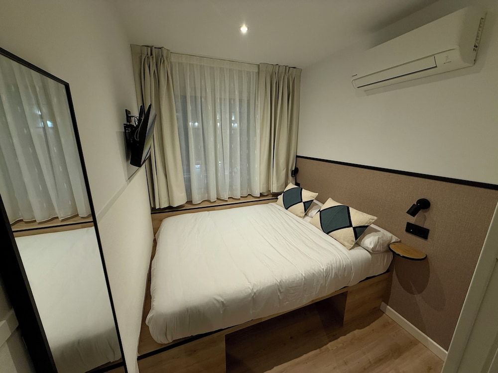 MuchoMadrid Standard Double Room, 1 Double Bed, Private Bathroom, City View 2